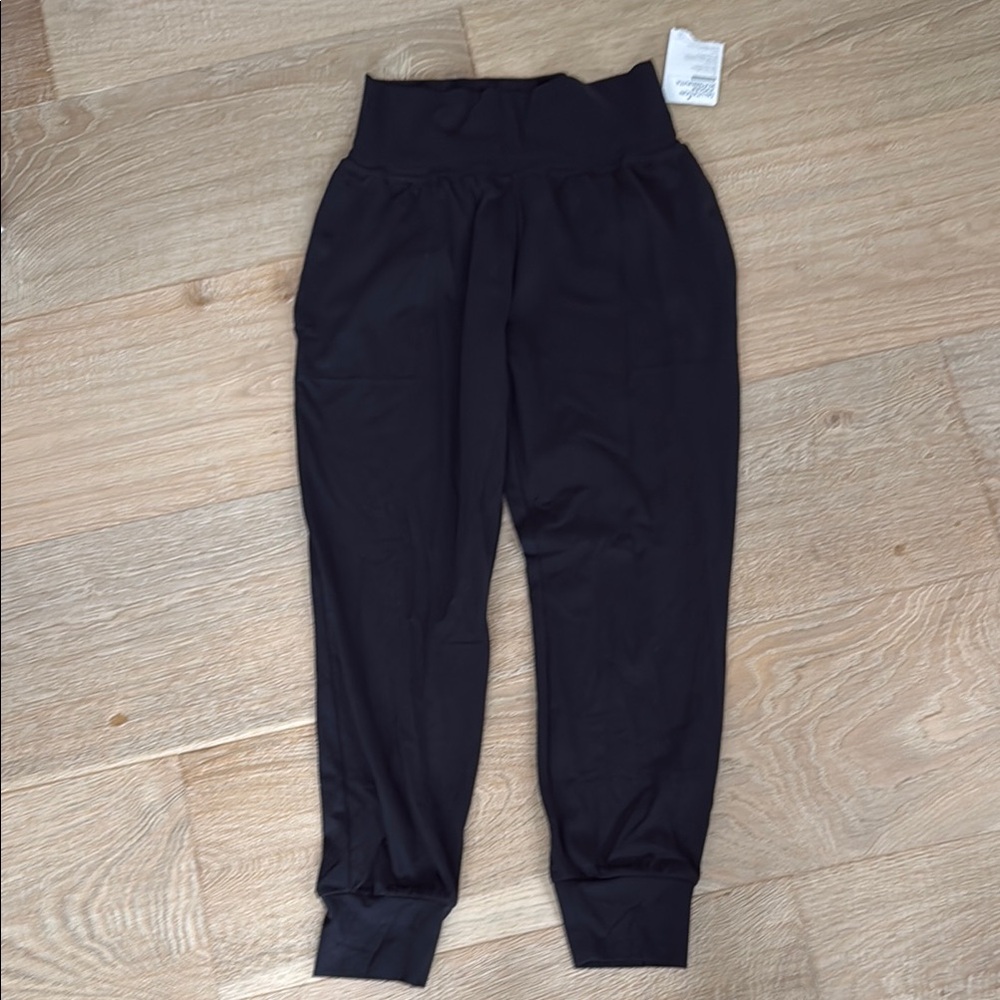 ATHLETA SALUTATIOM JOHGER OM POWERVITA